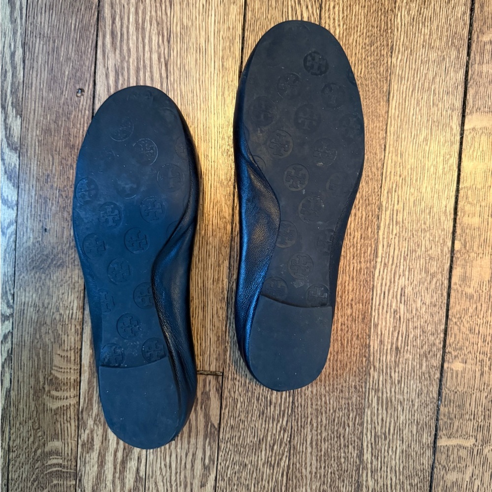 Tory Burch Black and Gold Flats with Iconic Logo - Picture 4 of 4